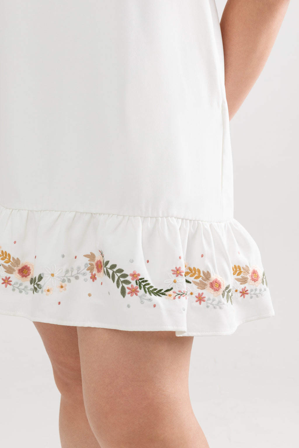 Embroidery Posies Hem Dress (White) - édition limitée