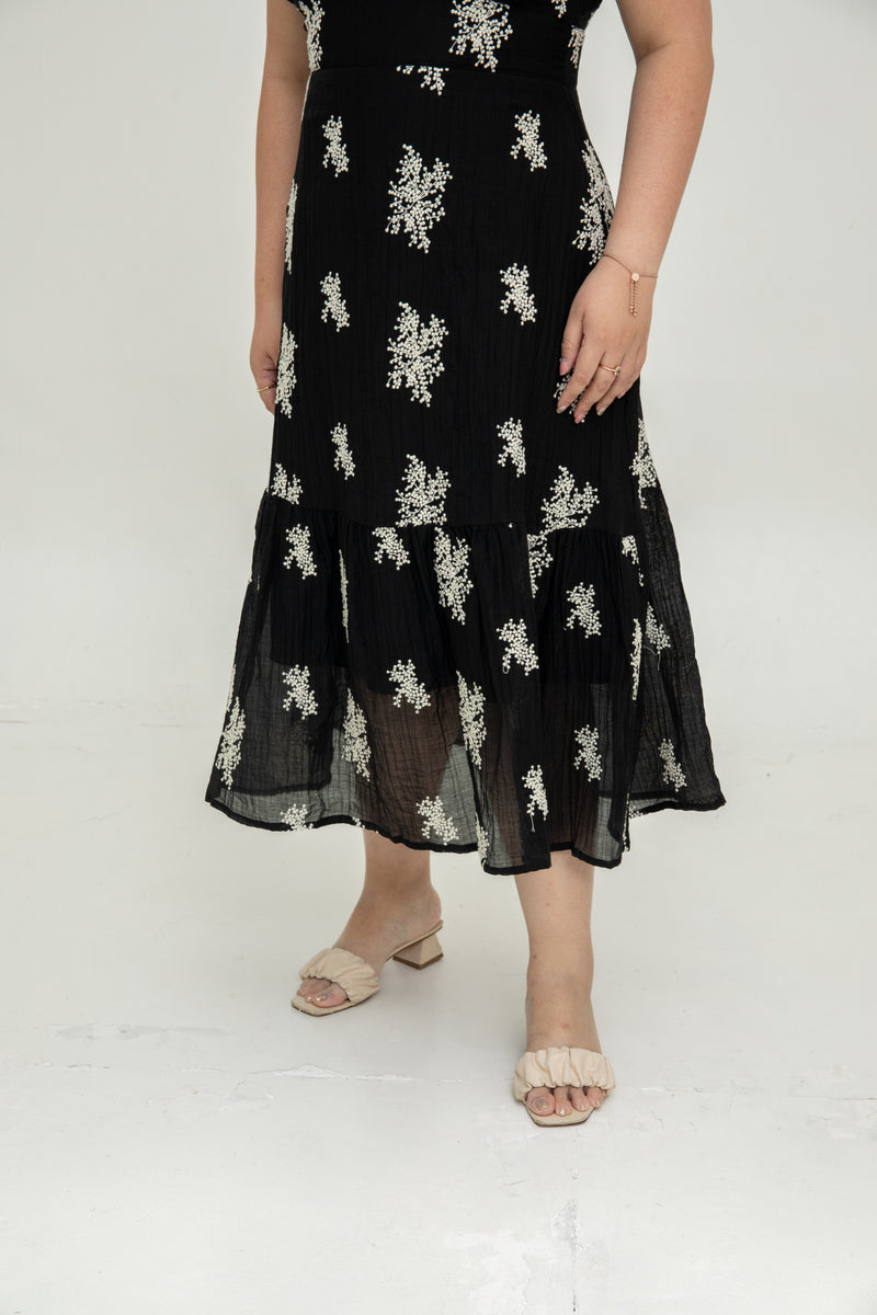 Fleur Noir Tales Embroidery Midi Dress (Moonlit Black)