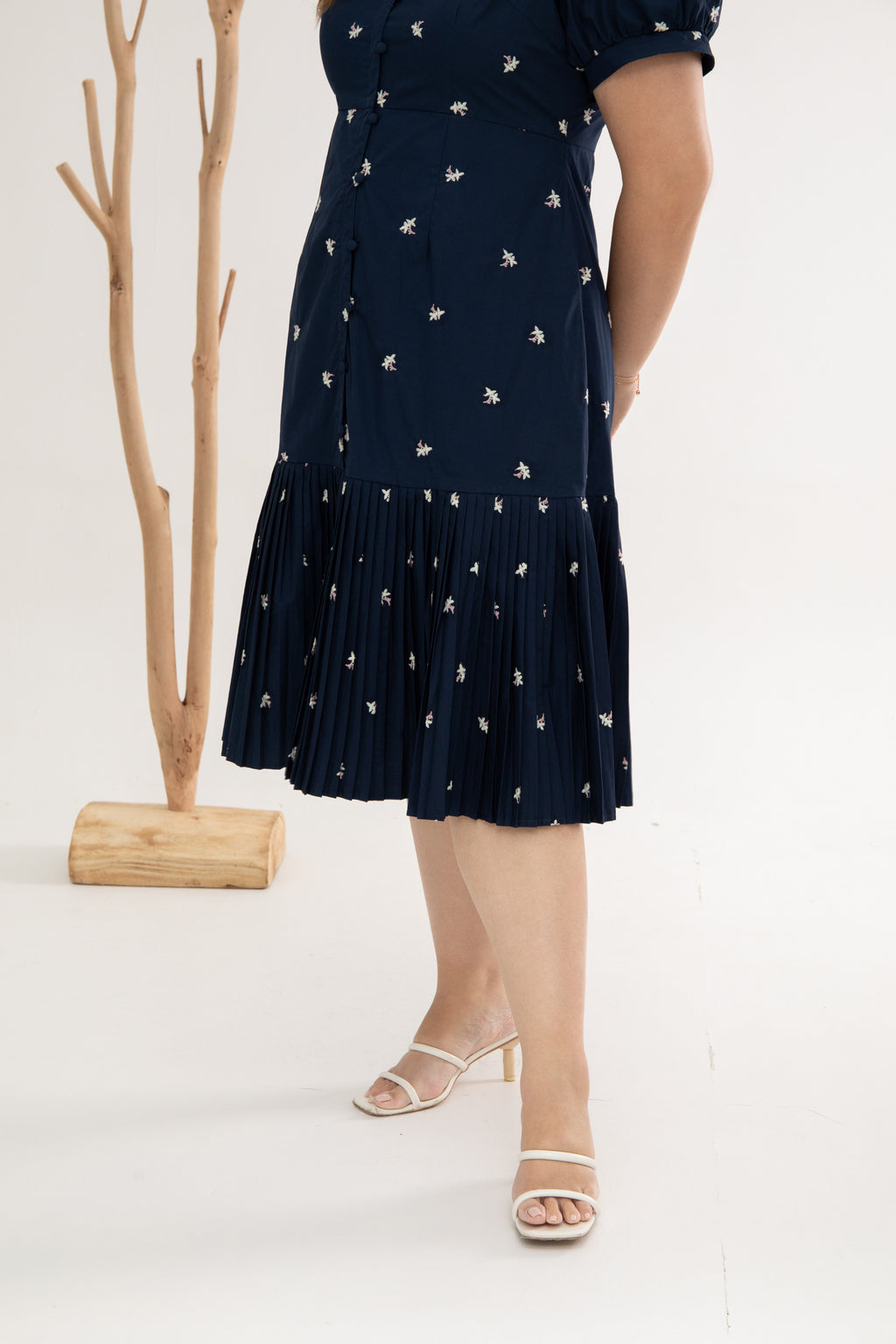 Pleats Bottom Embroidery Midi Dress (Édition limitée - Navy)